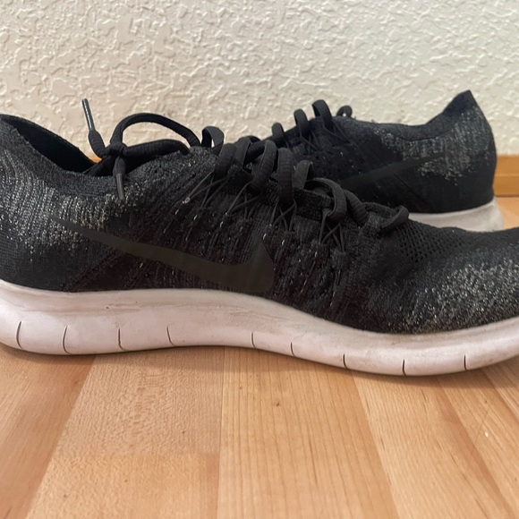 Men’s Nike Sneakers - Picture 3 of 5